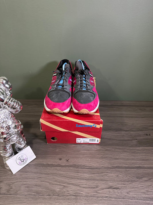 SAUCONY GRID 9000 THREE DOT PACK BURGUNDY GUN