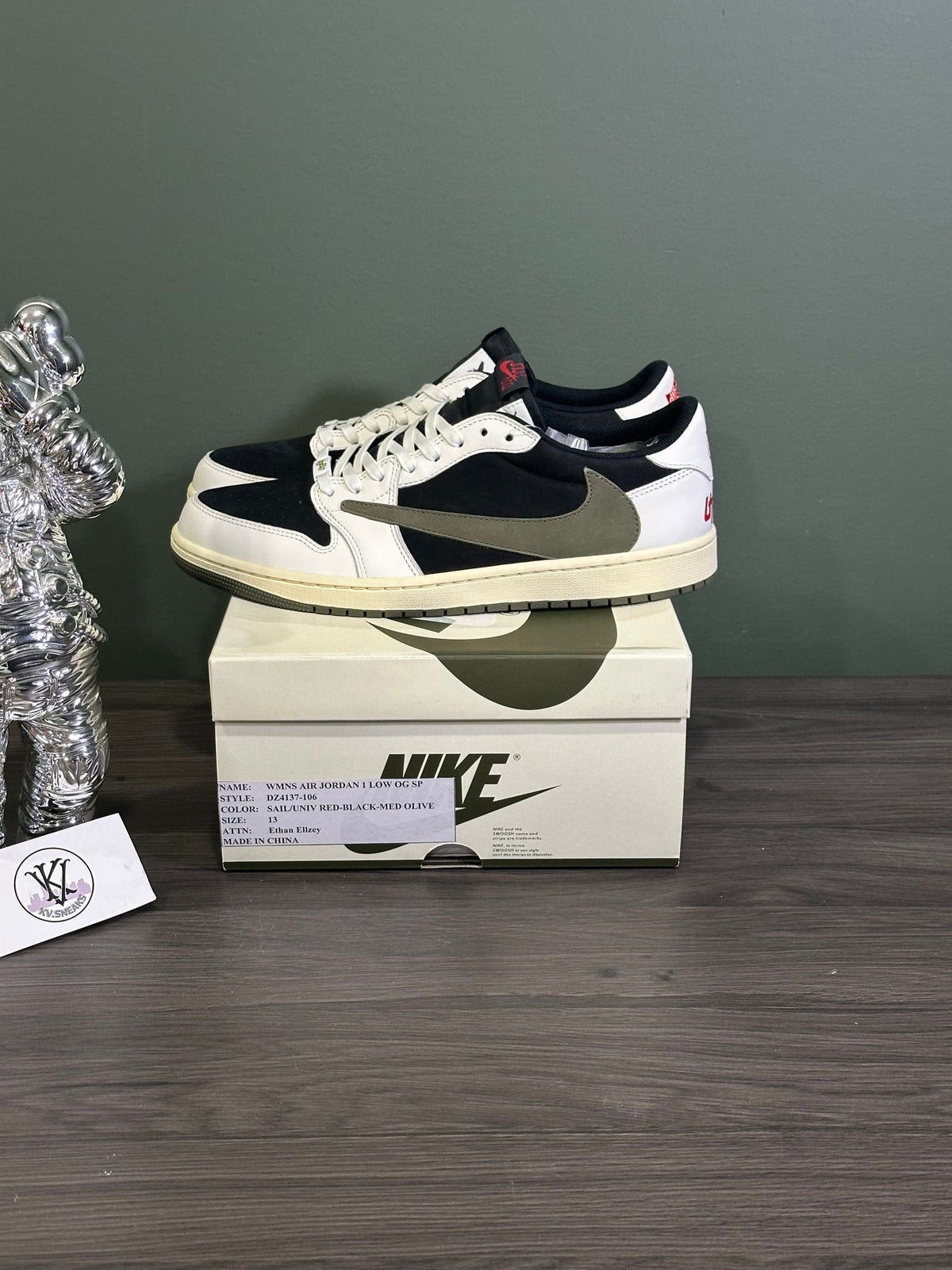 JORDAN 1 LOW TRAVIS SCOTT OLIVE (FRIEND AND FAMILY)