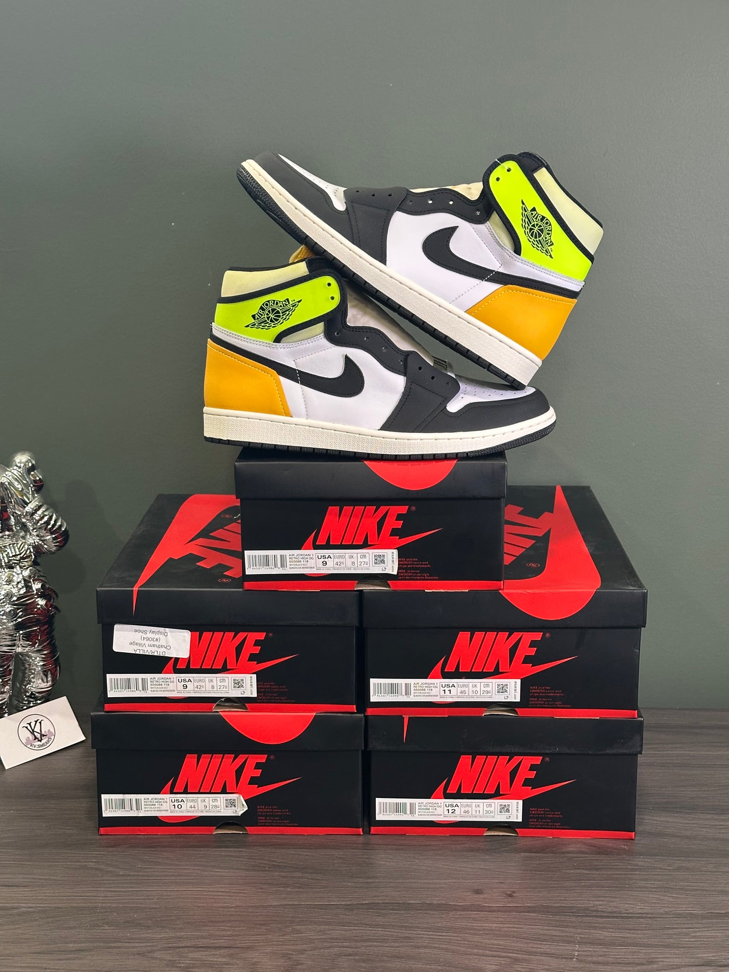 Jordan 1 High Black Volt University is Gold