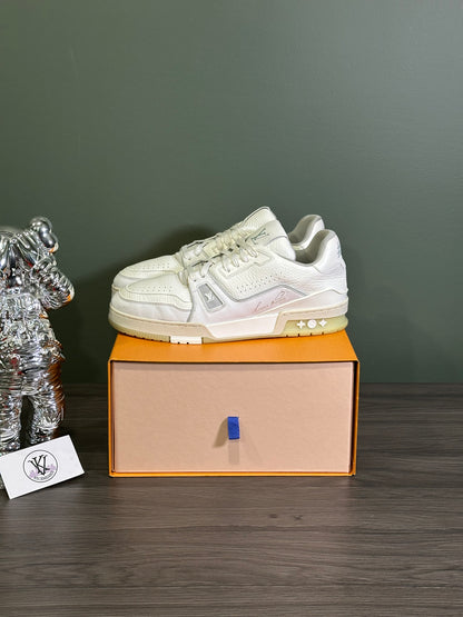 Louis Vuitton Trainer White Signature