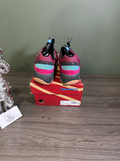 SAUCONY GRID 9000 THREE DOT PACK BURGUNDY GUN