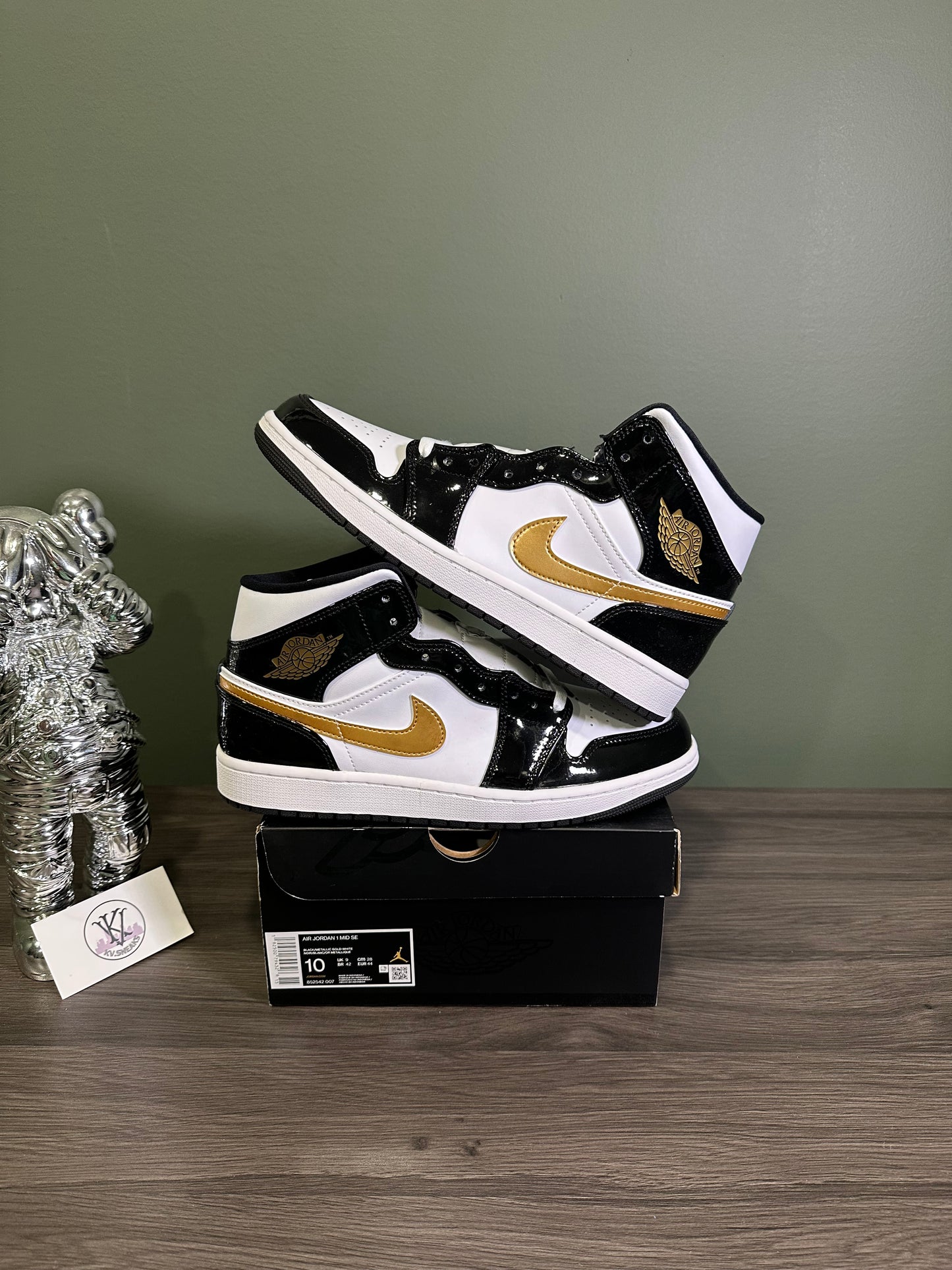 Jordan 1 Mid Patent Black White Gold