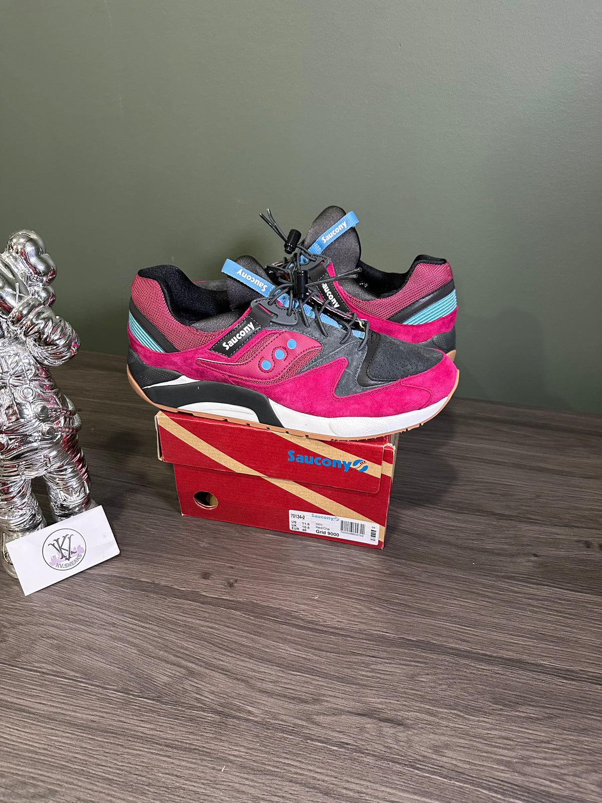 SAUCONY GRID 9000 THREE DOT PACK BURGUNDY GUN