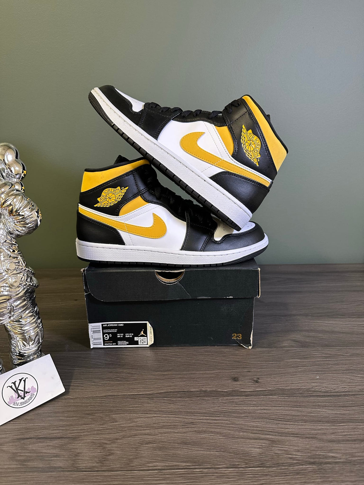 Jordan 1 Mid White Pollen Black