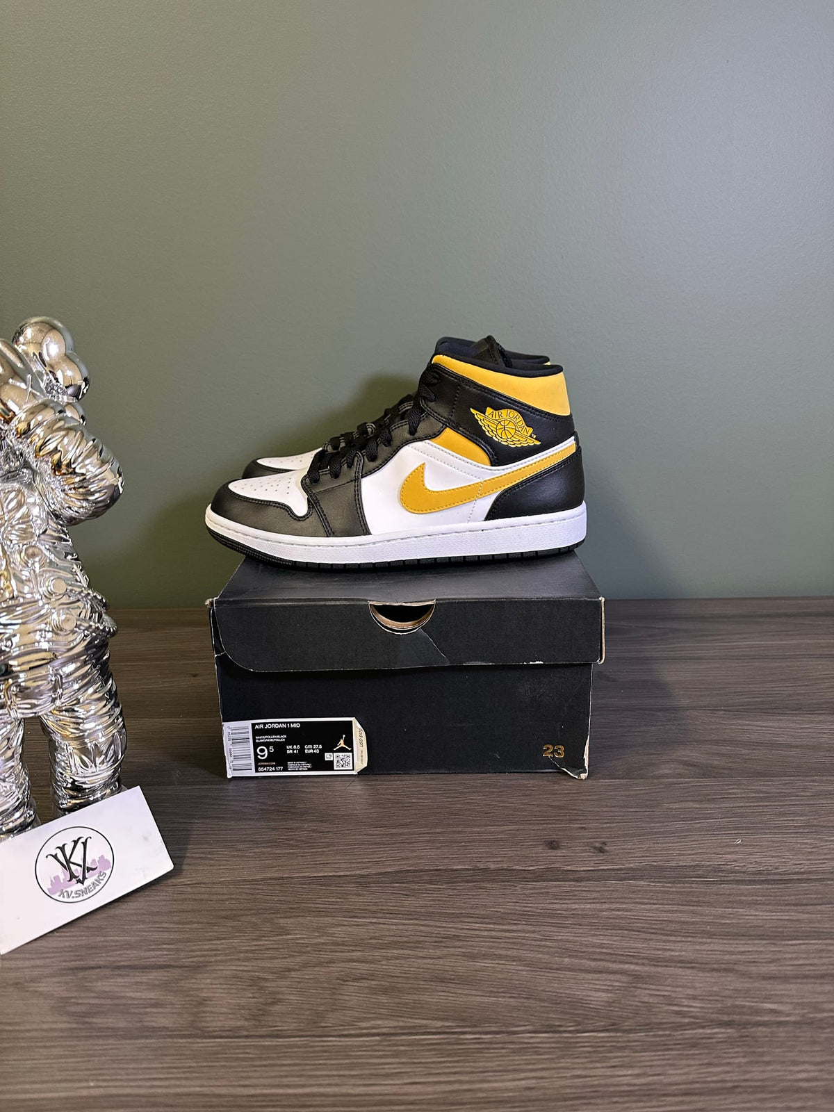 Jordan 1 Mid White Pollen Black