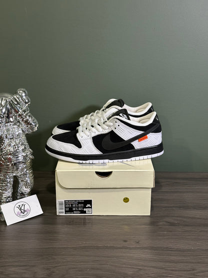 Dunk Low SB TIGHTBOOTH