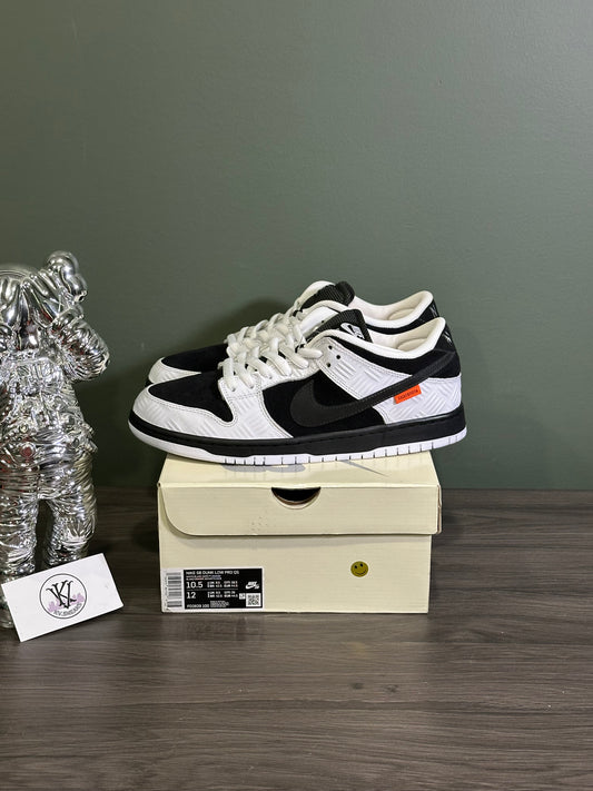 Dunk Low SB TIGHTBOOTH