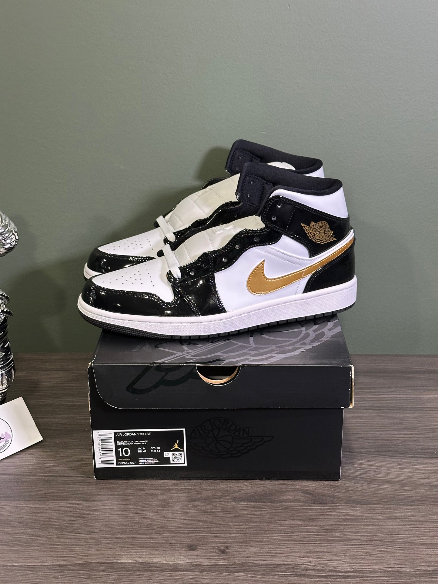 Jordan 1 Mid Patent Black White Gold
