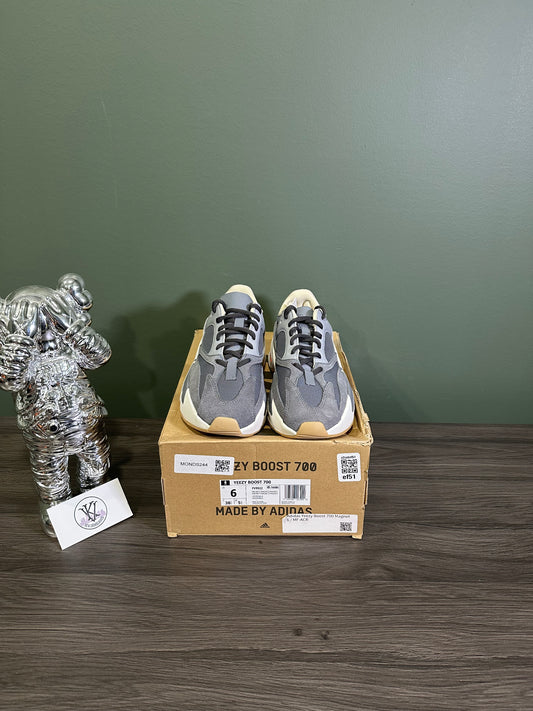 Yeezy 700 Magnet