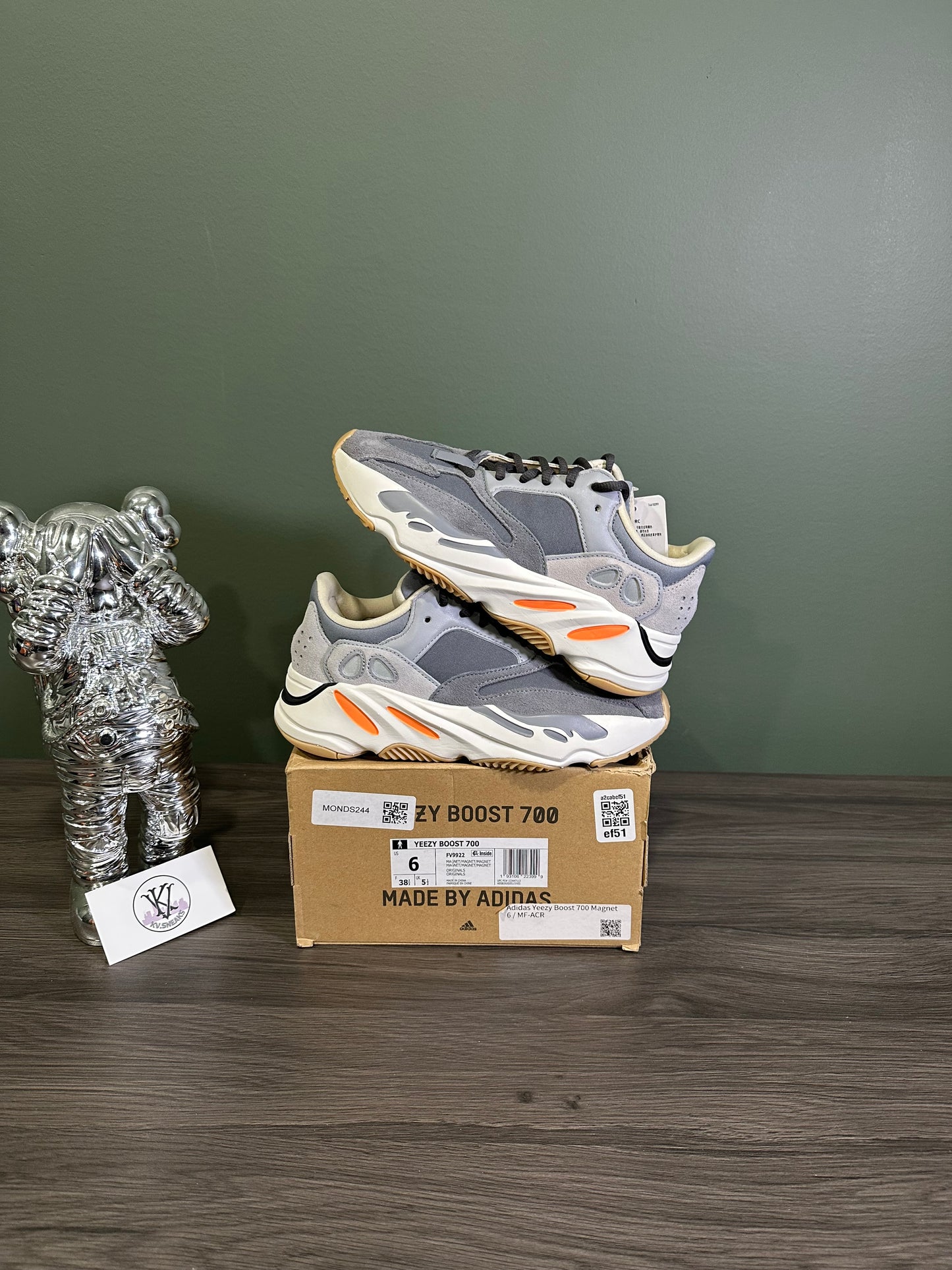 Yeezy 700 Magnet