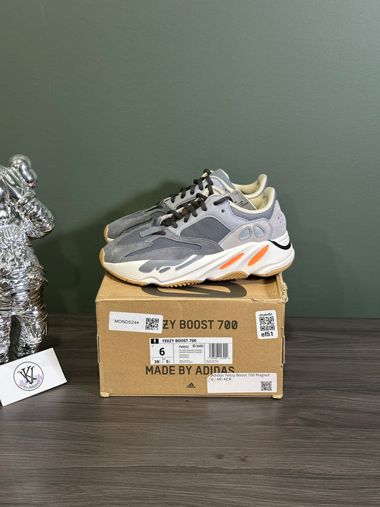 Yeezy 700 Magnet