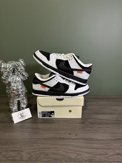 Dunk Low SB TIGHTBOOTH