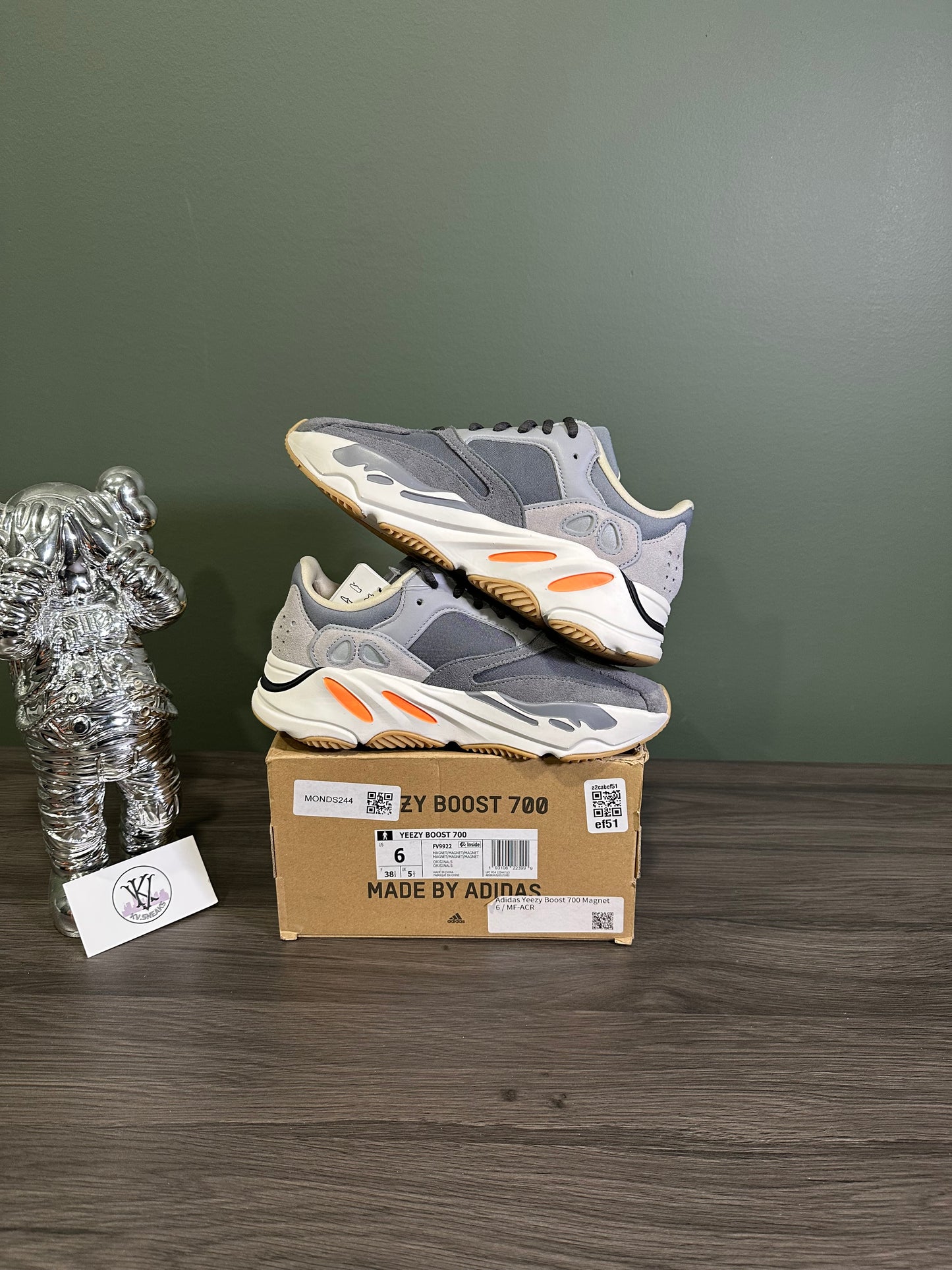 Yeezy 700 Magnet