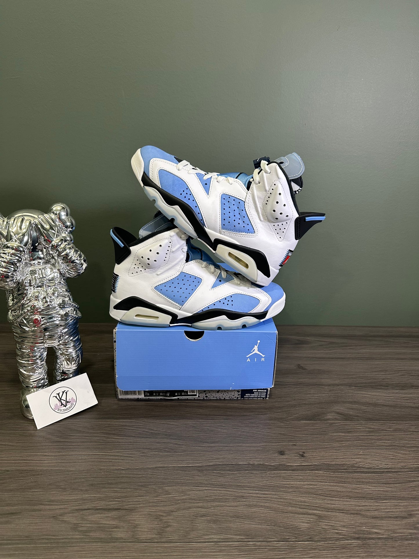 Jordan 6 UNC White