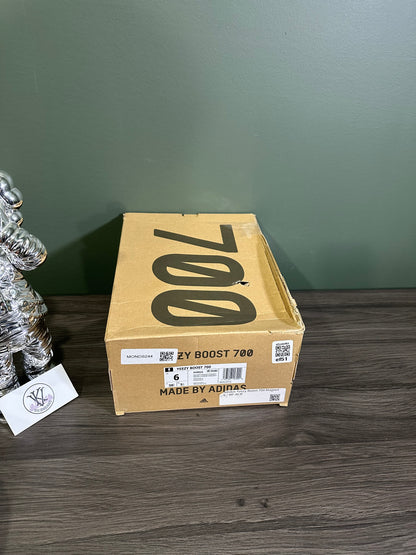 Yeezy 700 Magnet